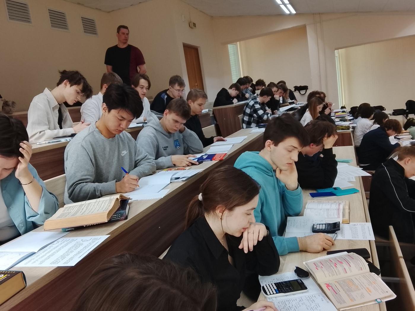 Физика без границ: почти 80 ребят поучаствовали в международной олимпиаде в БНТУ